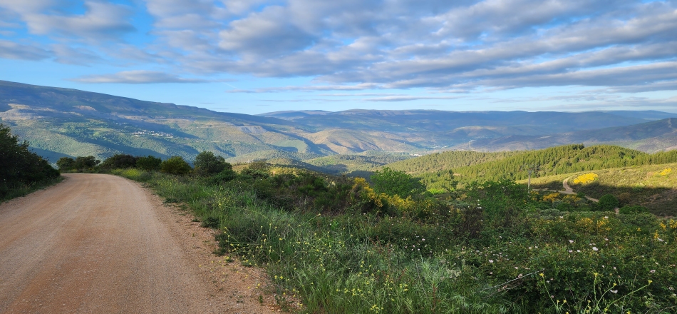 Heading down to Puente de Domingo Florez