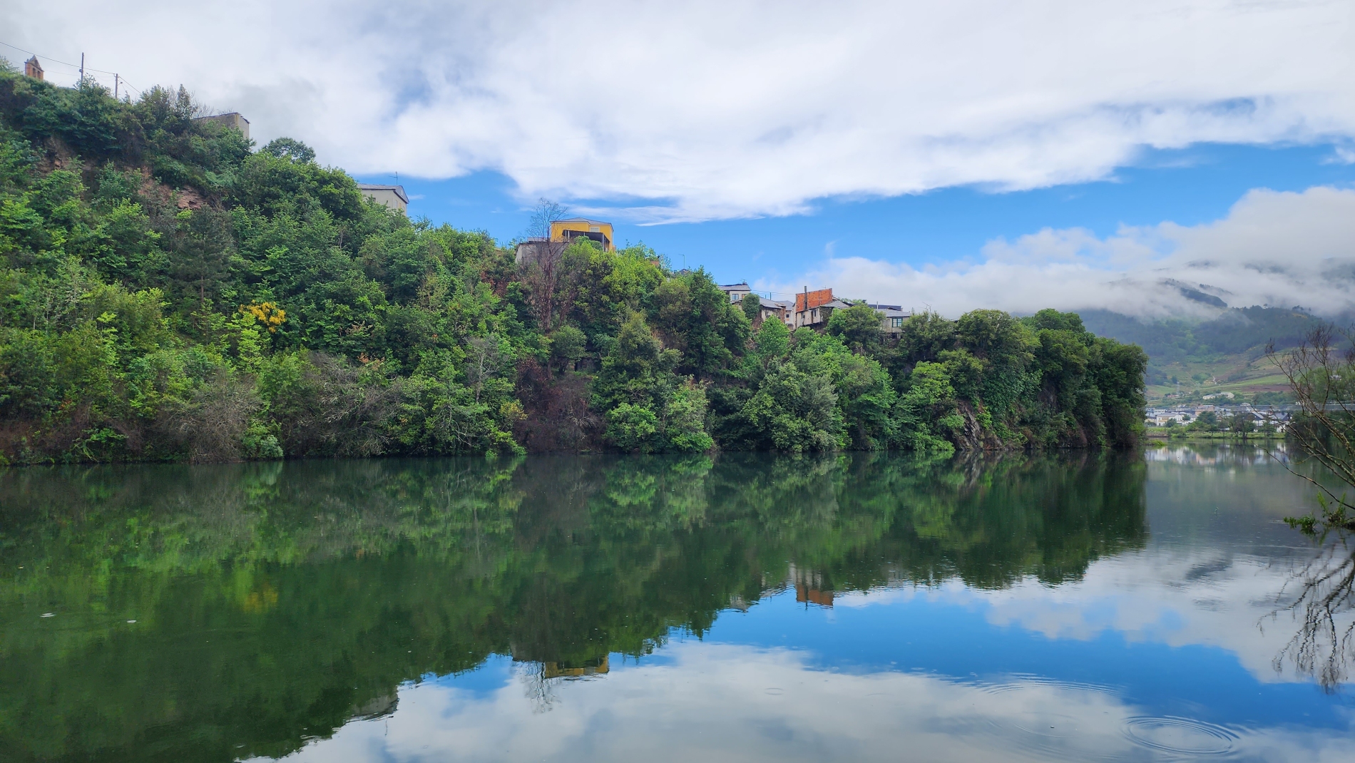Coming in to O Barco on the Camino Invierno