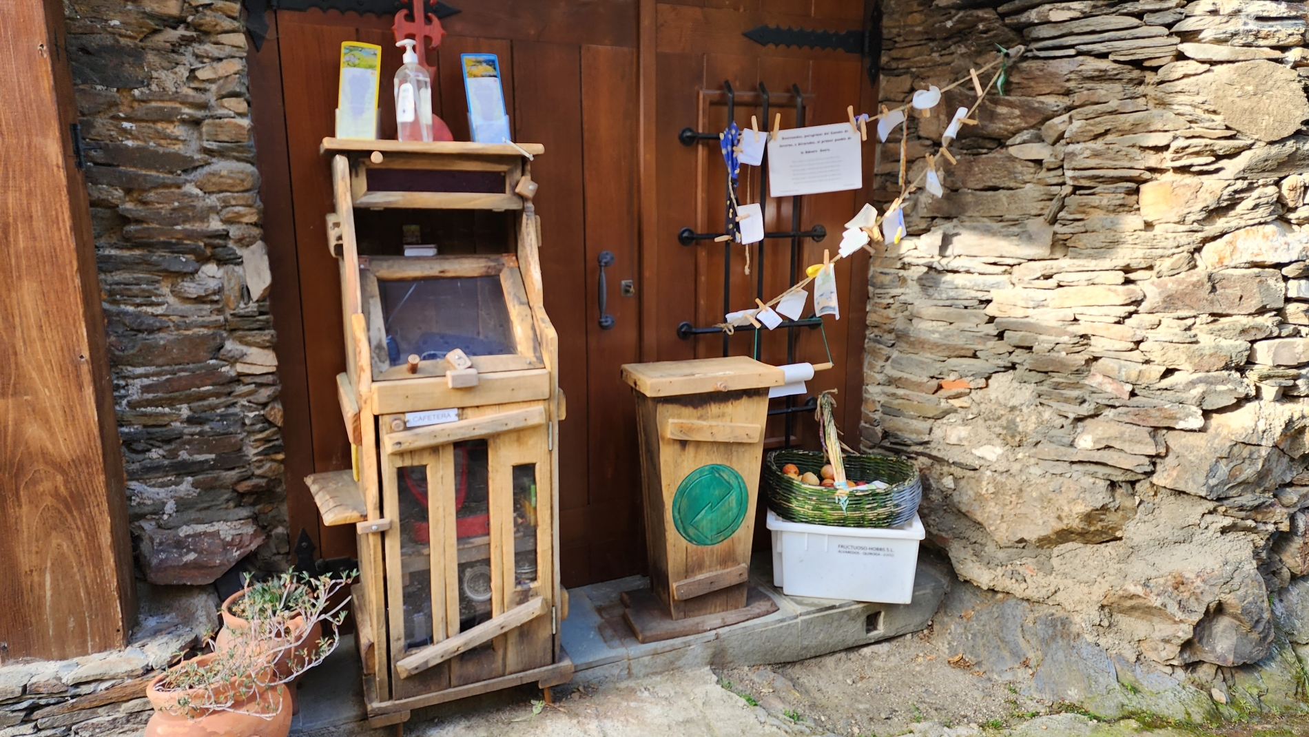 Donativo stand on the Camino Invierno in Albaredos