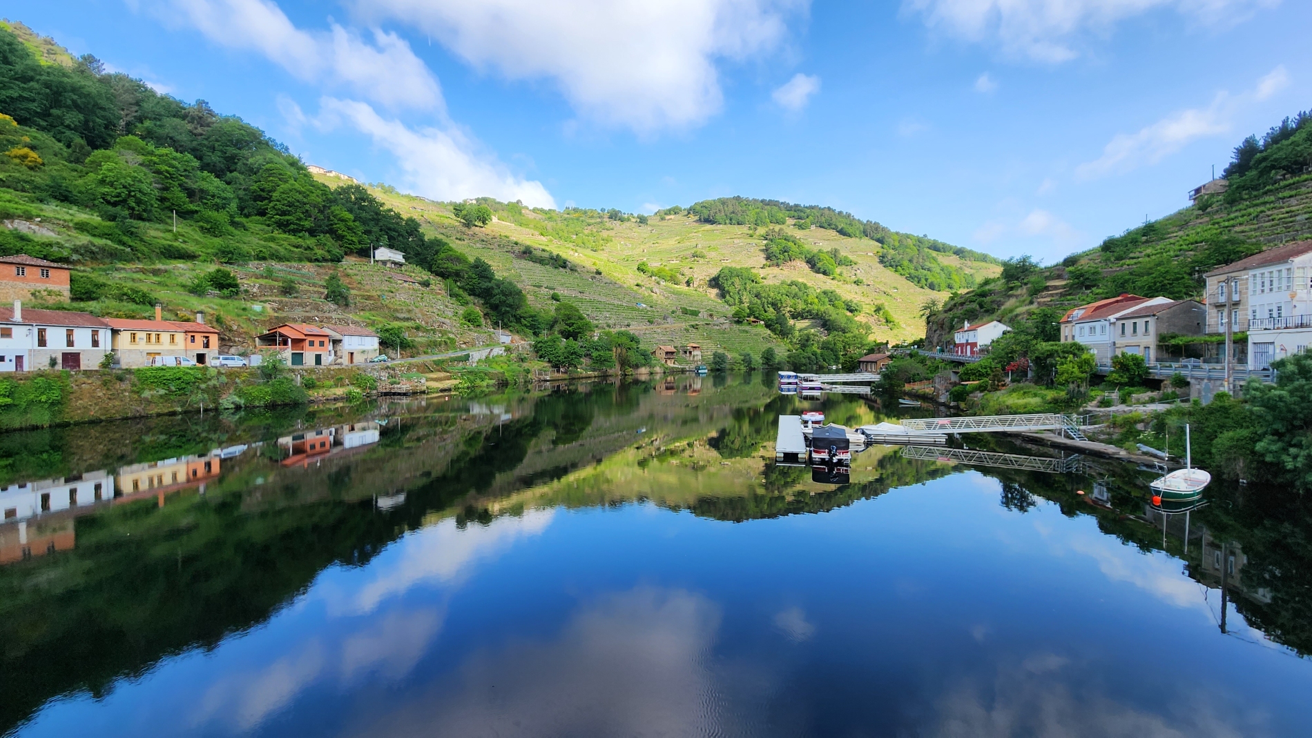 Morning reflections on the Río Miño at Belesar, one of the most beautiful spots on the Camino Invierno